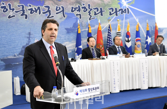 [포토] 해군 함상토론회 기조연설하는 마크 리퍼트