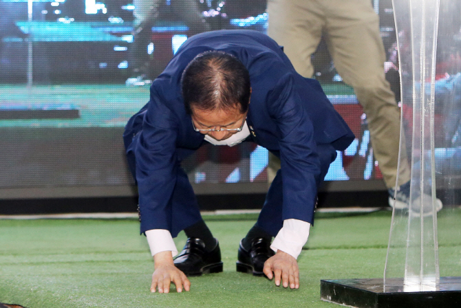 홍준표, 부산 찾아 '사죄의 절'..."경상도 어투 안쓰고 표준어 노력"