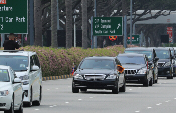 北 김정은, 4700km 날아 싱가포르 도착…中 이외 첫 해외 방문