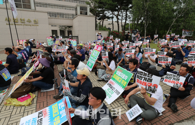 [포토]사법연수원 앞에서 열린 민노총 결의대회