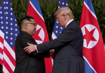 김정은·트럼프, 8초간 악수..세기의 명장면