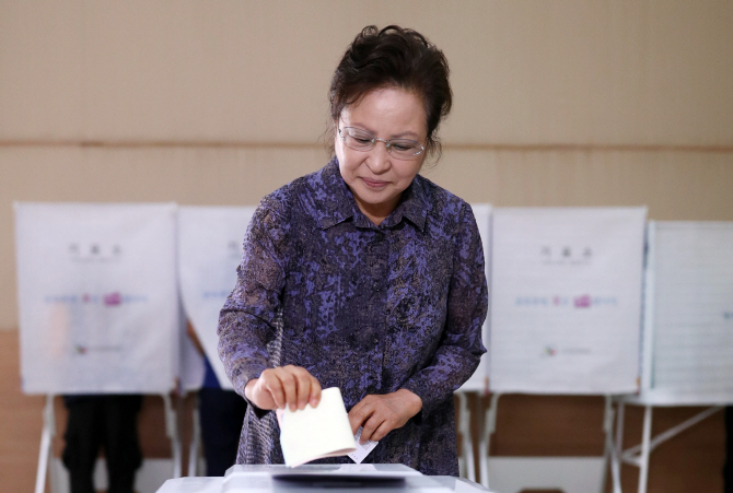 격전지 부·울·경 후보들 투표완료…권양숙 여사도 투표