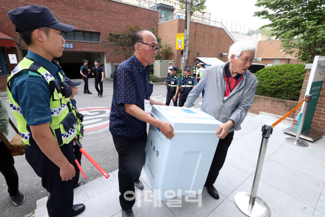 [포토]개표소로 도착하는 투표함