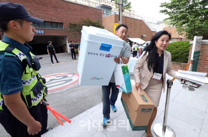 [포토]개표소로 도착하는 6.13 지방선거 투표함