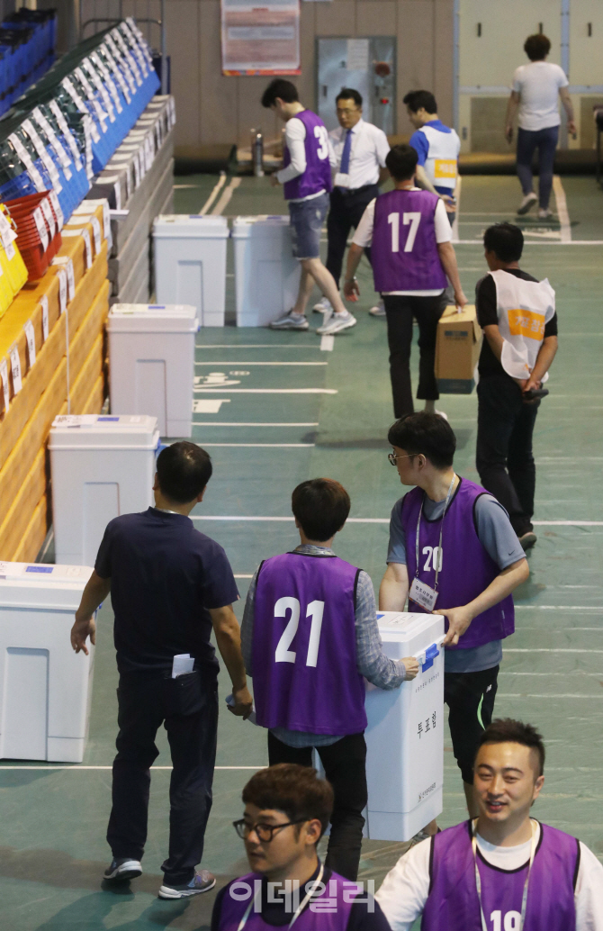 [포토]속속 도착하는 투표함