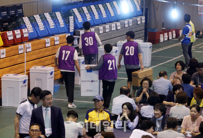 [포토]속속 도착하는 6.13 지방선거 투표함