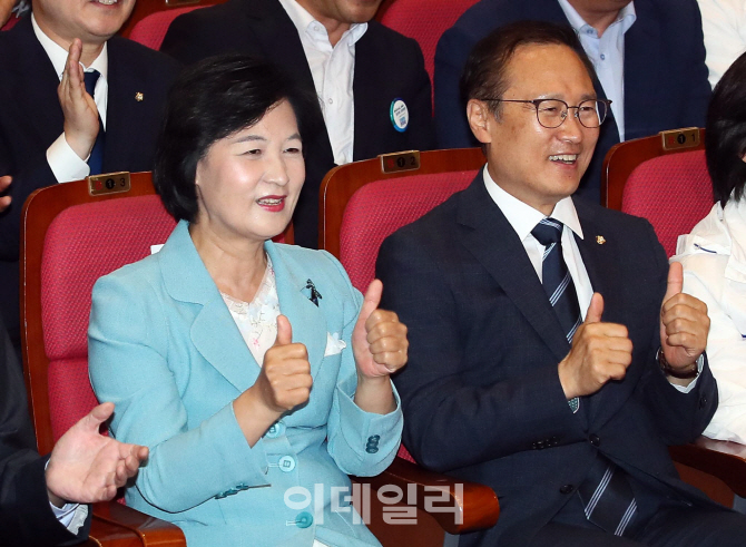 민주, 압승 출구조사 결과에 "1년 된 文정부에 힘 실어줘"(종합)