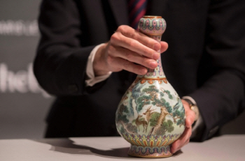 다락방에 잠자던…청나라 화병 206억 낙찰