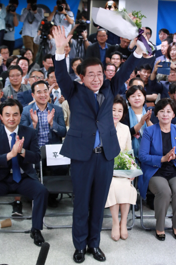 수도권에 꽂힌 민주당 깃발… 12년만에 독식