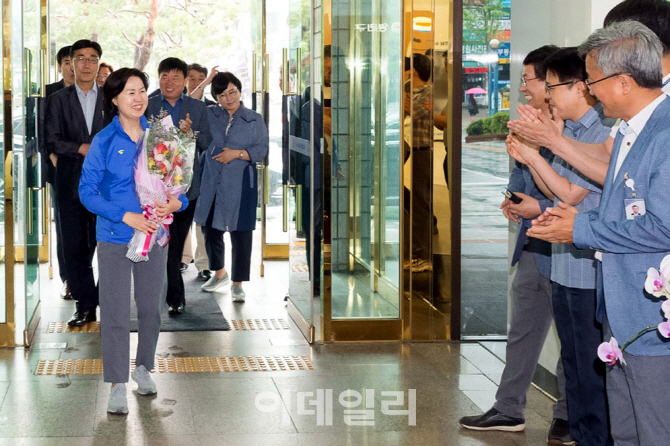 [포토] 재선 후 청사에 출근하는 김수영 양천구청장