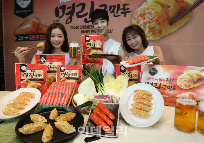 [포토]신세계푸드, '올반 명란군만두' 선보여
