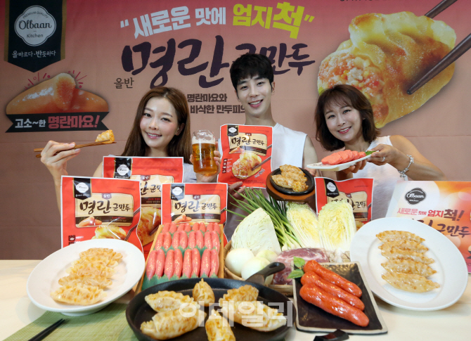[포토]고소하고 짭조름한 맛이 특징인 '올반 명란군만두'