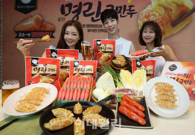 [포토]고소하고 짭조름한 맛이 특징인 '올반 명란군만두', 맥주 안주로 딱!