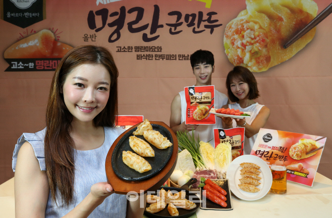 [포토]신세계푸드 '올반 명란군만두', 새로운 맛에 엄지척!