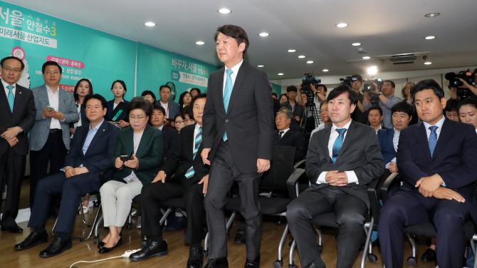 安 캠프 해단식 참석해 “모든 것은 제 부덕의 소치”