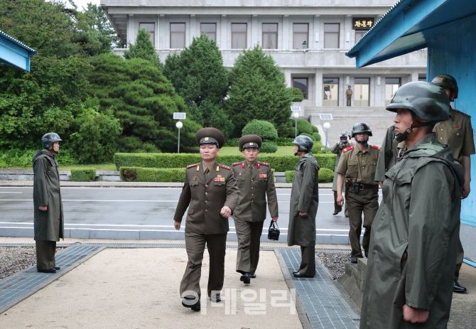 [포토]군사분계선으로 오는 북측 인솔자