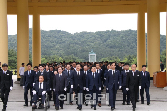 [포토]민주당 대전시당, 지방선거 당선자·당직자 국립대전현충원 참배