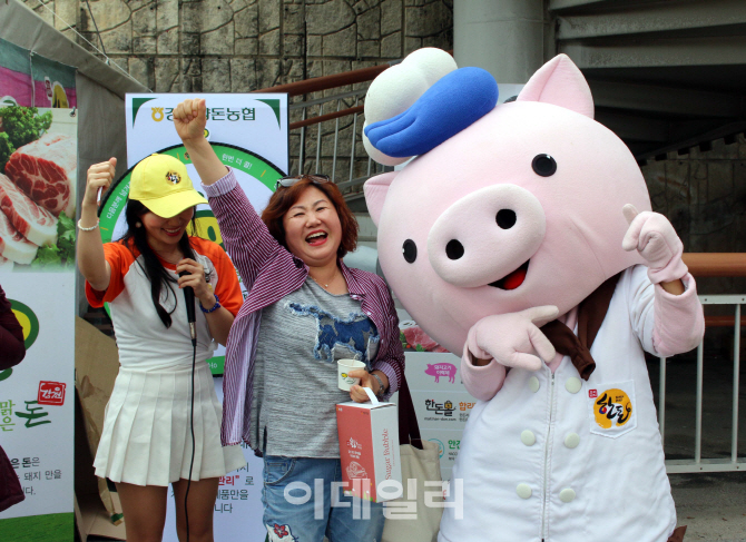 [포토]단오제 파이팅! 우리돼지 한돈 파이팅!