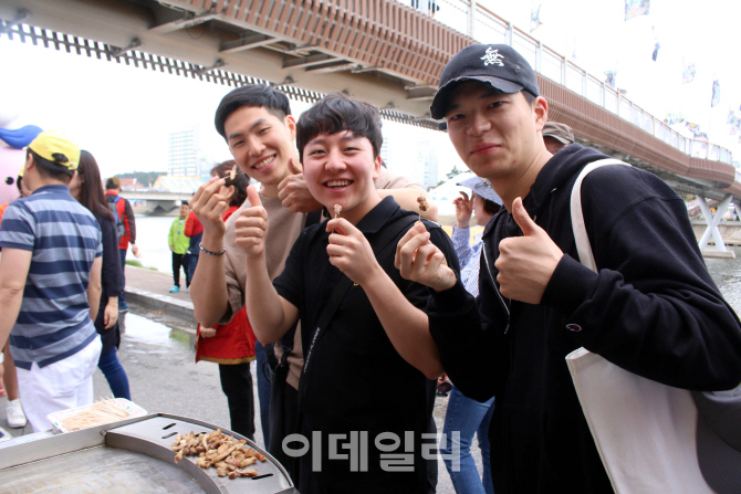 [포토]단오제에서 맛보는 우리돼지 한돈, 정말 맛있어요!