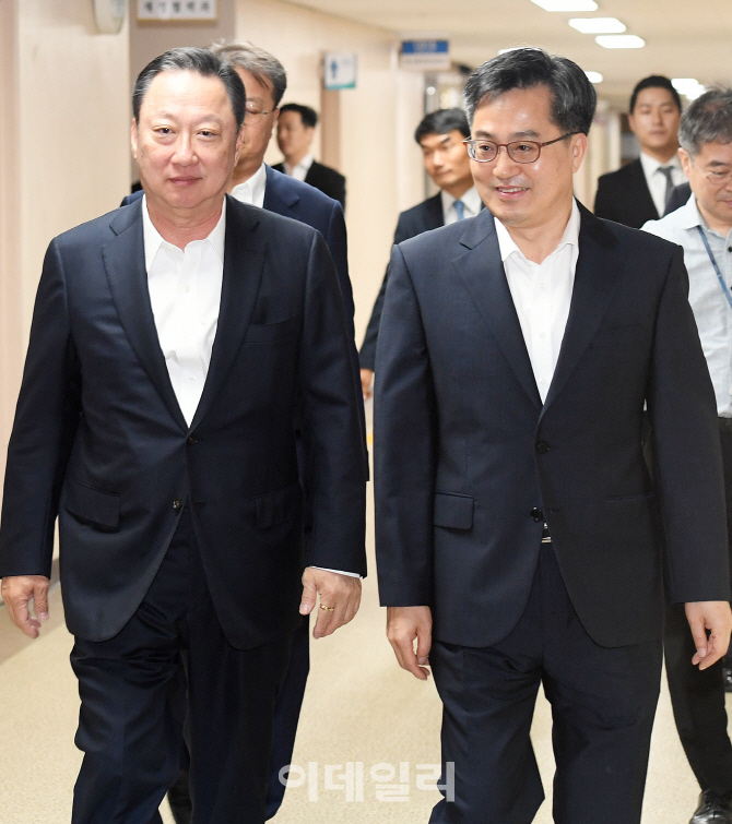 [포토]규제개혁 개선방안 간담회 참석하는 김동연-박용만