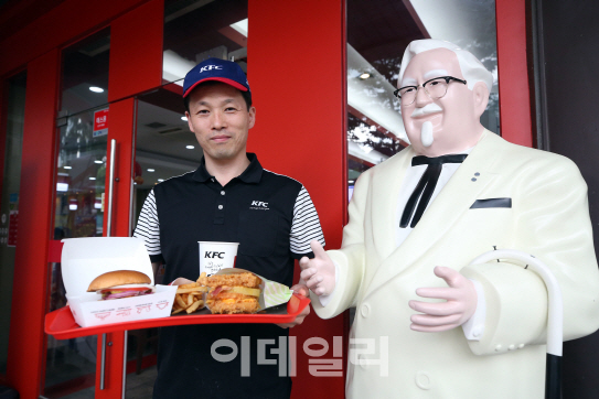 [식품e사람]“다 바꿔라"…KFC 블랙라벨 이유 있는 인기