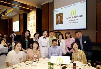 맥도날드 조주연 사장의 특별한 저녁 식사 서빙