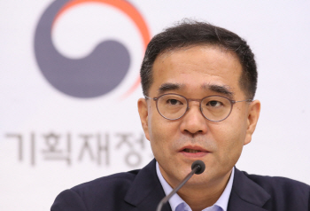 기재부 "최저임금·근로시간 단축, 기업 현장 특수성 반영 노력"