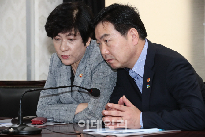 [포토]'고용 쇼크' 머리 맞댄 김영주-홍종학