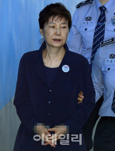 法 "박근혜 특활비 상납 뇌물 아냐"…관련 사건 파장 불가피(종합)