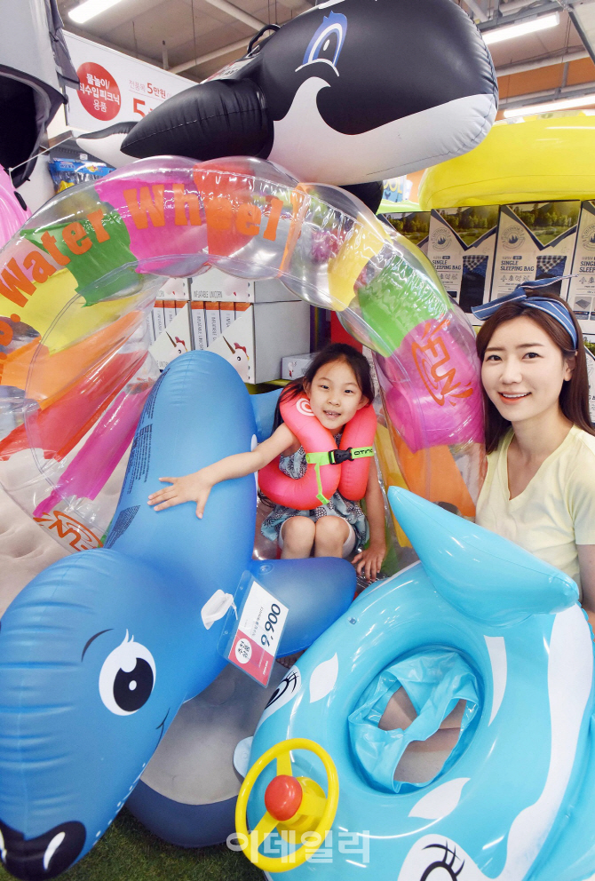 [포토] 물놀이 용품 기획전