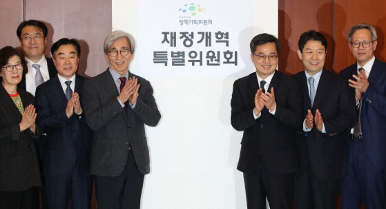 보유세 증세·공공기관장 물갈이·남북경협 본격화