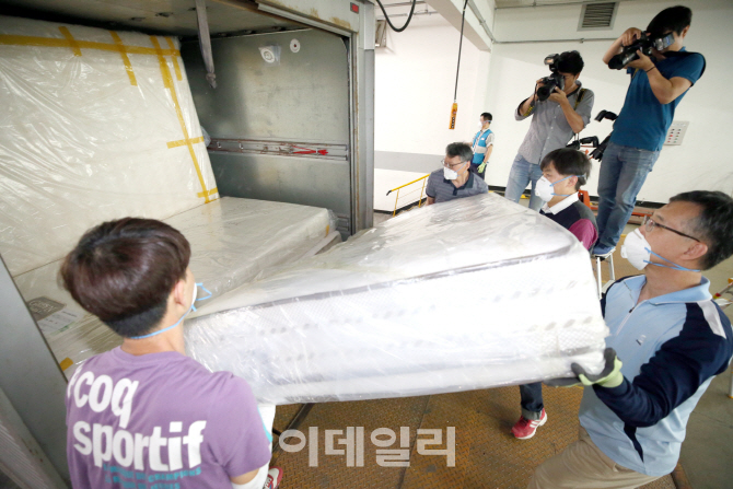[포토]집하장으로 옮겨지는 '라돈 침대'