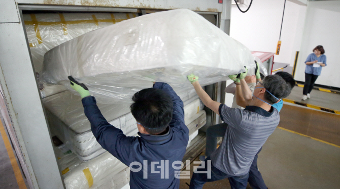 [포토]집하장으로 옮겨지는 대진 '라돈 침대'