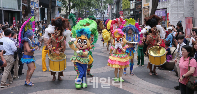 [포토]'명동 나들이 온 로티와 로리'