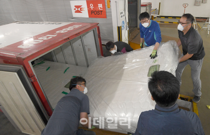 [포토]휴일에도 대진 '라돈' 매트리스 회수하는 우체국 직원들