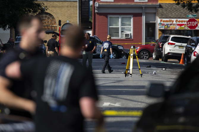 총격사건에 아수라장 된 美뉴저지 축제현장…1명 사망·22명 부상
