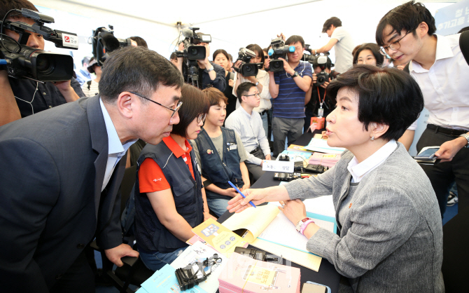 [포토]현장에서 바로 민원처리하는 김영주 고용부 장관