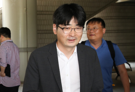 '불법 선거운동' 탁현민, 벌금 70만원 선고…"위반 비중 경미"(상보)