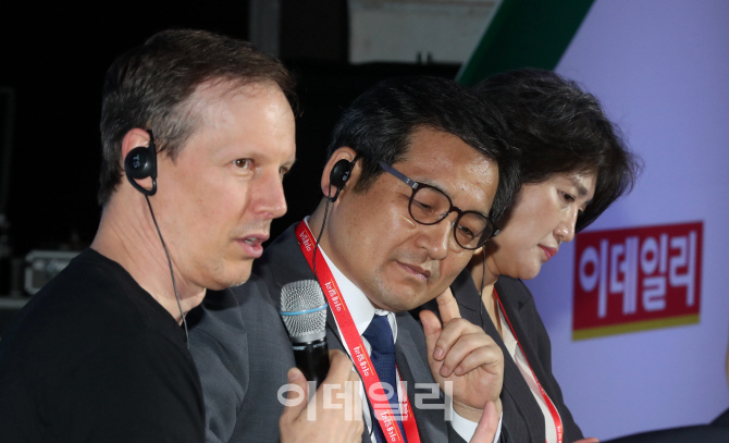 [포토]'혁신 기업 디지털 리더십' 대담하는 패널들