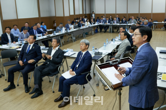 김경수 "경남의 여당 만들어주신 뜻 무겁게 받들어"..도정인수 첫 삽