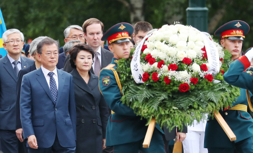 文대통령, ‘무명용사의 묘’ 헌화…2차 세계대전 러시아 희생자 추모