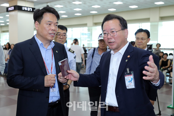 [포토]대구공항 방문한 김부겸 행안부 장관