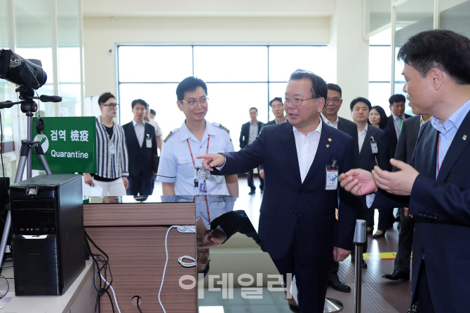 [포토]대구국제공항 방문한 김부겸 장관