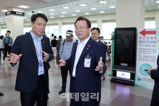[포토]대구공항 방문한 김부겸 장관