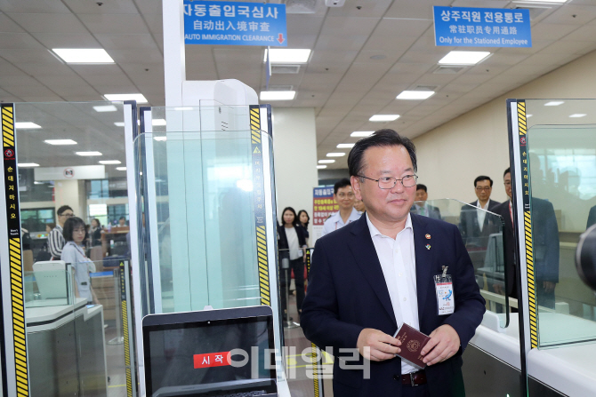 [포토]대구공항 찾은 김부겸 행안부 장관