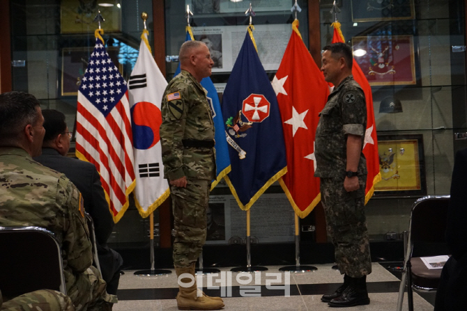 [포토]김태업 육군 준장, 주한 미8군 한국측 부사령관으로 부임