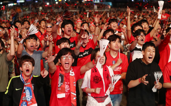 월드컵 멕시코전 거리 응원…시내 곳곳 도로 통제