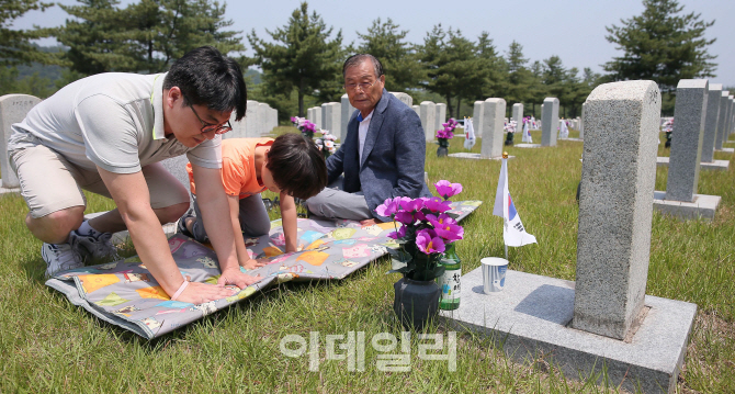 [포토]'국립현충원 찾은 유가족들'