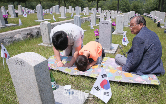 [포토]'현충원 찾은 유가족들'