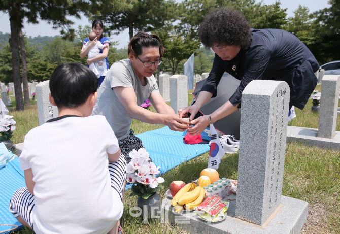 [포토]'6.25 전쟁일 앞두고 현충원 찾은 유가족들'